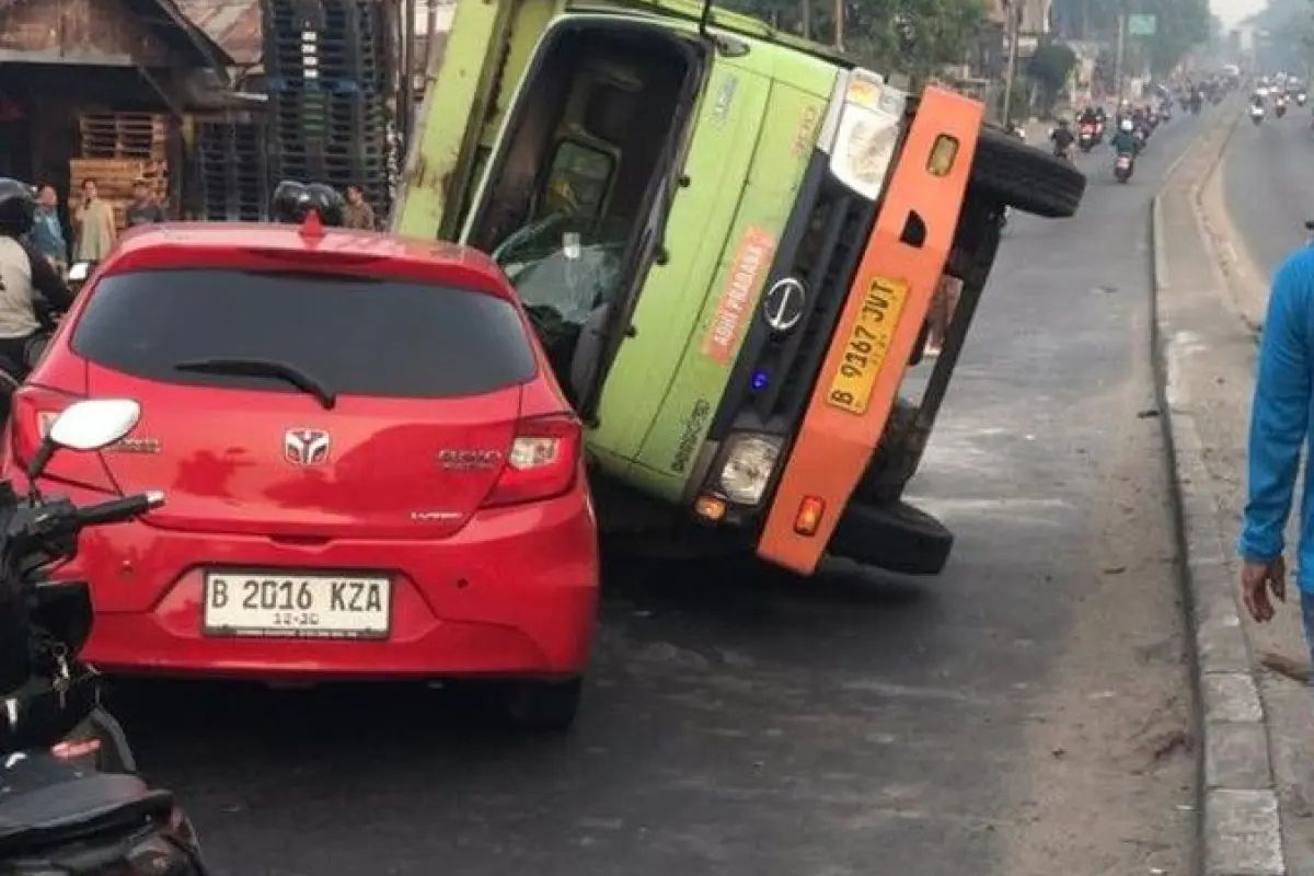 Kecelakaan Truk Vs Mobil di BKT Cakung Picu Kemacetan Parah