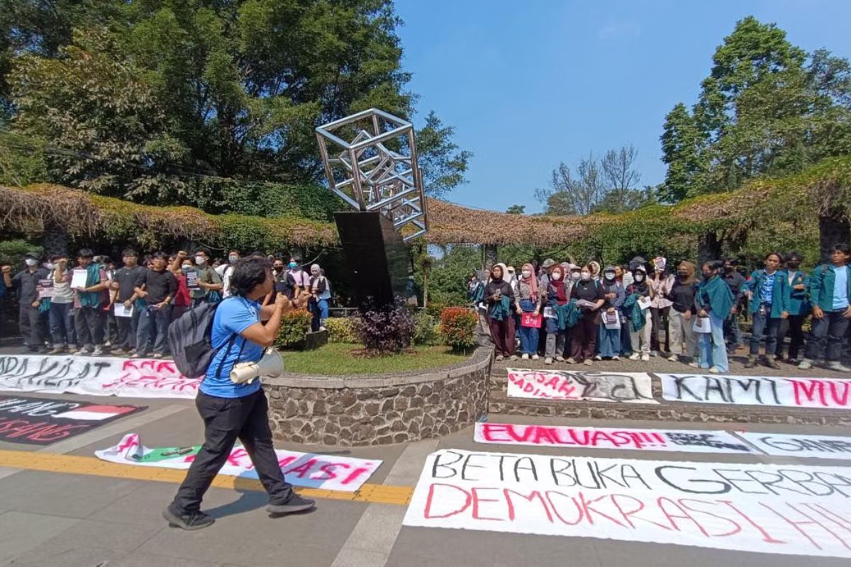 KM ITB Demo: Layangkan 4 Tuntutan Kritisi Pemerintah Prabowo