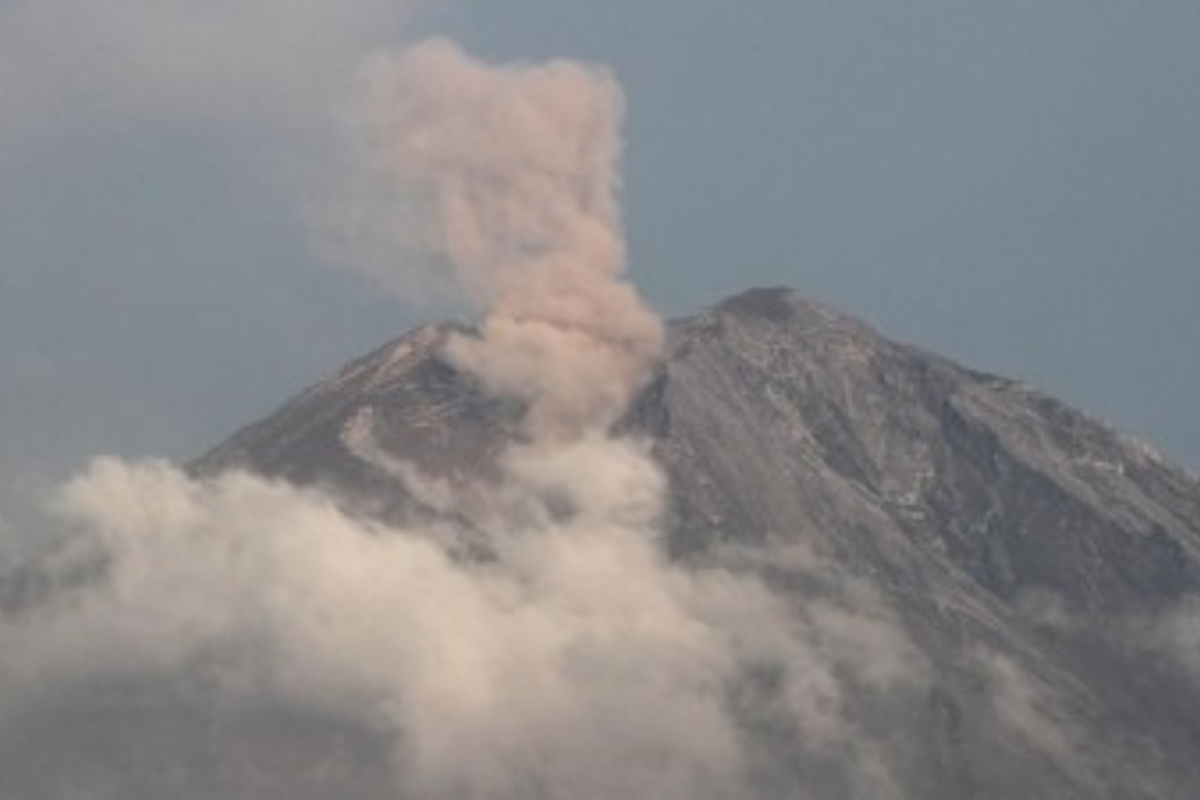 Update Gunung Semeru: Erupsi 4 Kali, Tinggi Letusan 1.000 Meter