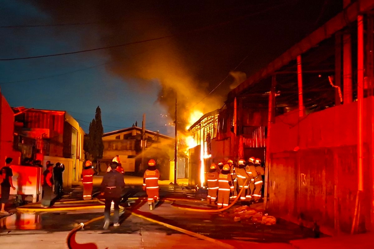 Sisa Bara dan Gas Beracun Usai Gudang di Jakbar Terbakar Belasan Jam
