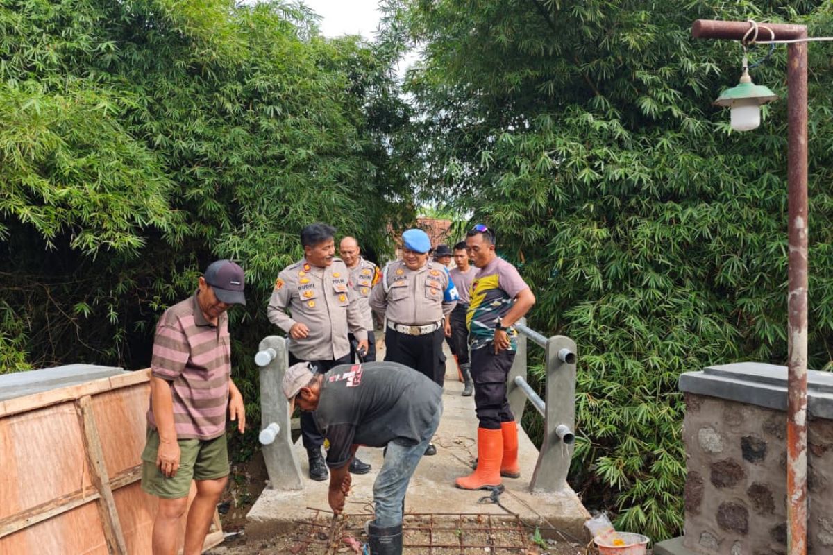 Polsek Kadipaten Cek Proyek Jembatan Sungai Cikasarung