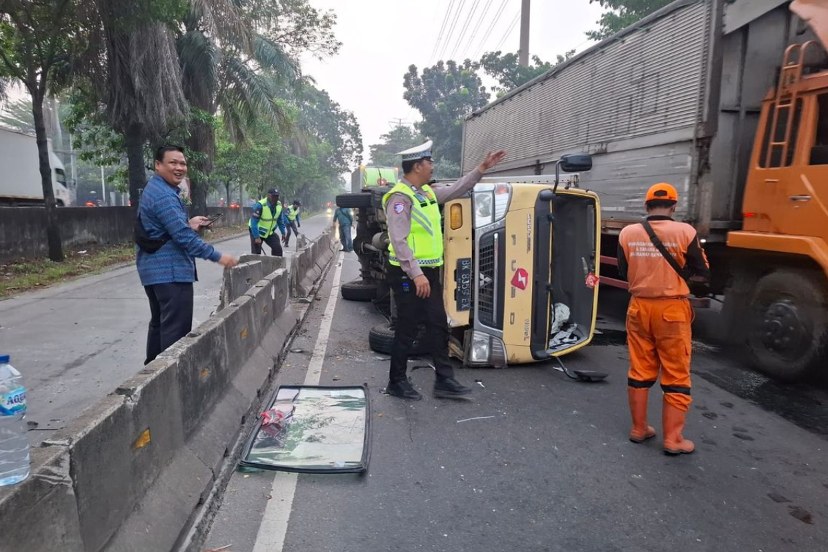 Evakuasi Truk Terguling di Cengkareng Rampung Pagi Ini
