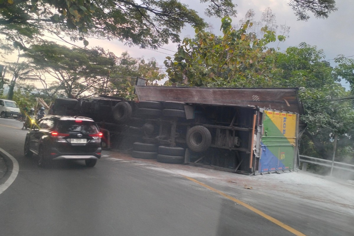 Kronologi Tronton Terguling di Bokong Semar yang Bikin Macet Parah