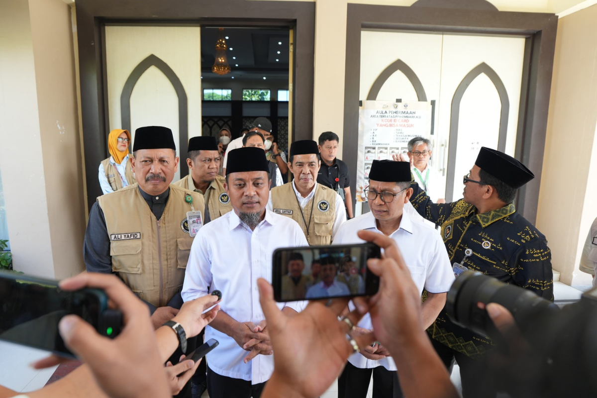 Andi Sudirman Beri Uang Tunai Sambut Jemaah Haji Kloter 21 Makassar