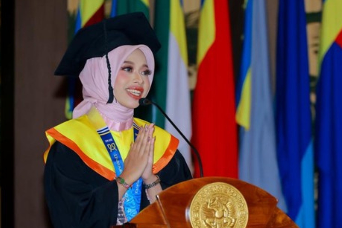 Inspiratif! Kisah Devi Raih Lulusan Terbaik Unair dan Beasiswa S2