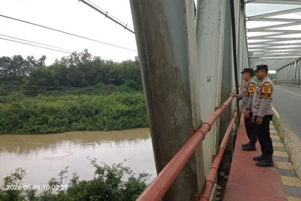 Cegah Luapan Air, Polsek Jajaran Lampung Timur Pantau Debit Sungai