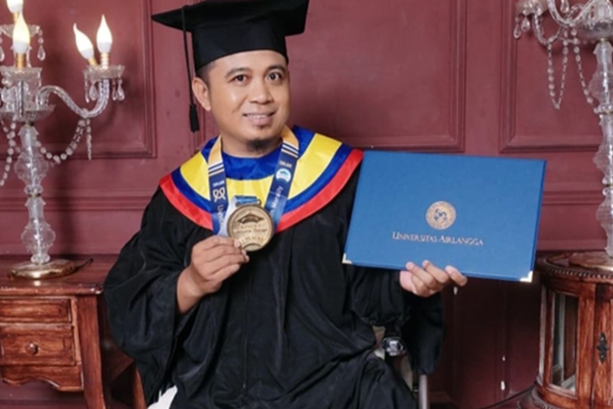 Inspirasi Rozi, Lulus S3 Unair dengan IPK 4.00 di Tengah Keterbatasan