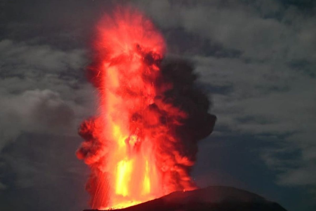 Gunung Ibu Malut Erupsi, Warga Dilarang Dekati Radius 2 Km