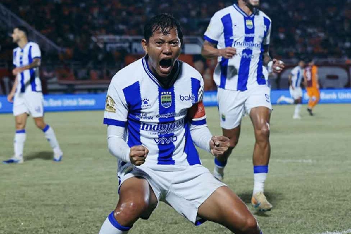 Pesepak bola Persib Bandung Adam Alis Setyano (kanan) berselebrasi usai mencetak gol ke gawang Borneo FC.