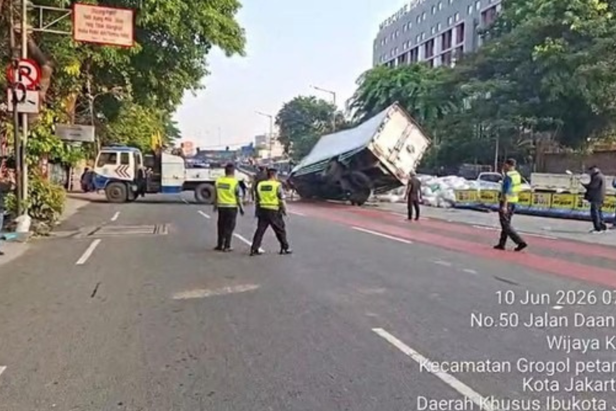 Mobil Box Muatan Biji Plastik Terguling di Flyover Pesing Jakbar
