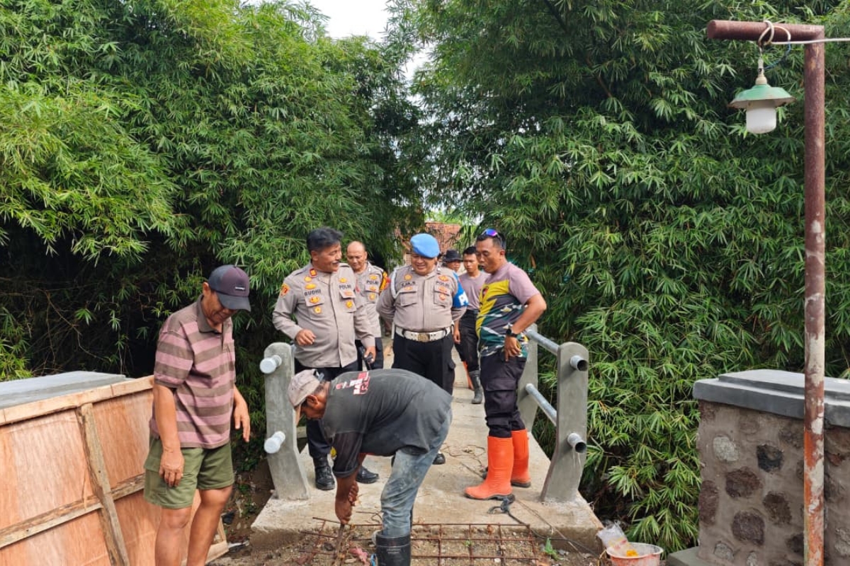 Polsek Kadipaten Monitoring Pemeliharaan Jembatan Cikasarung