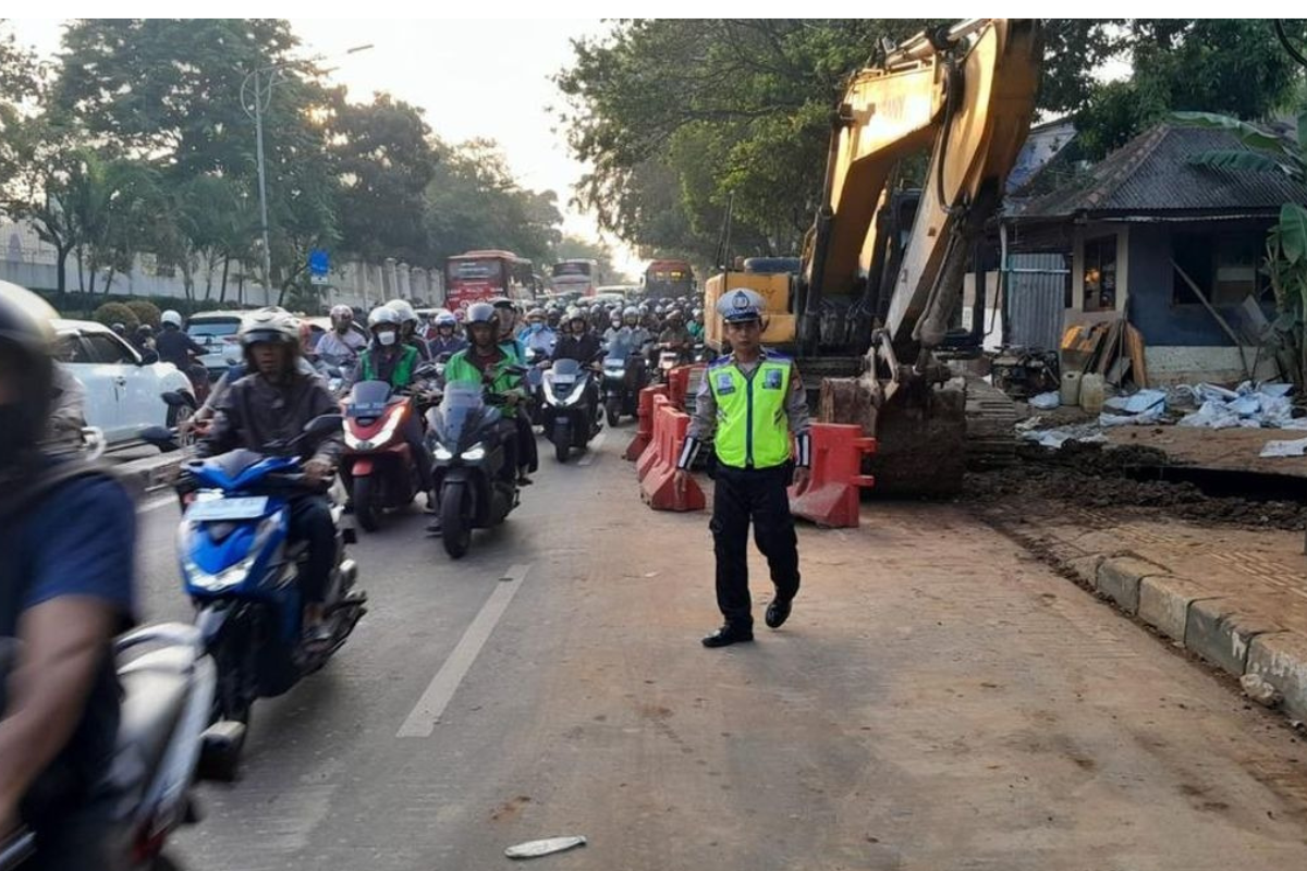 Imbas Galian PDAM, Lalin di Jalan TB Simatupang Macet Total