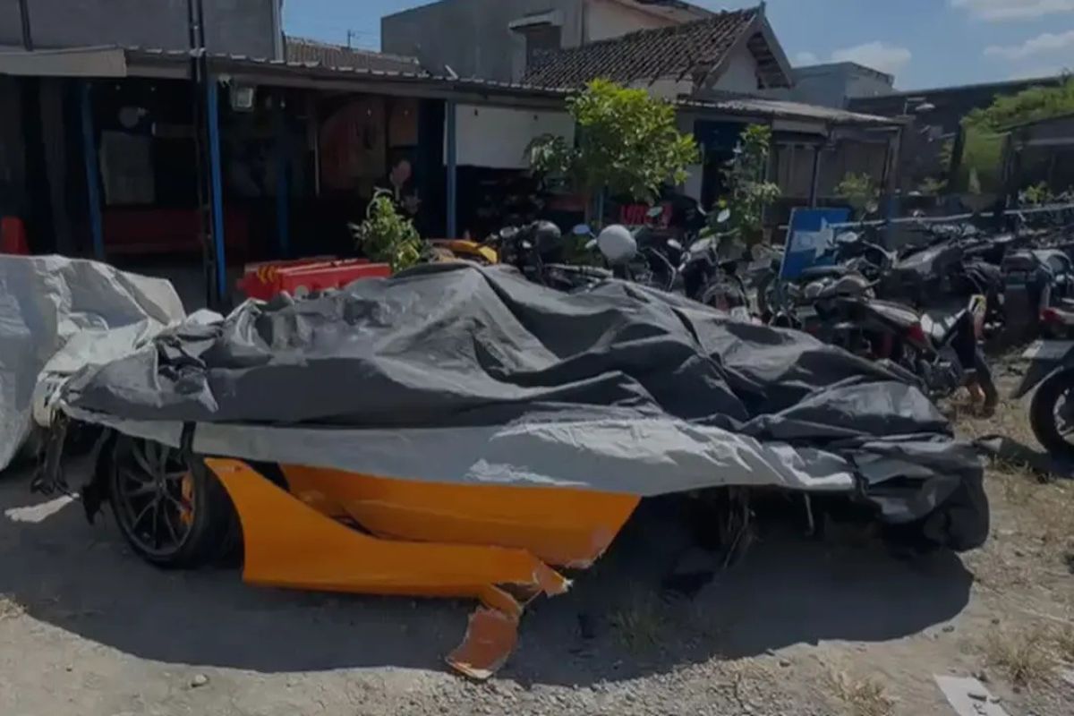 Mobil McLaren Terbelah Menjadi Dua Usai Tabrak Tiang di Sukoharjo
