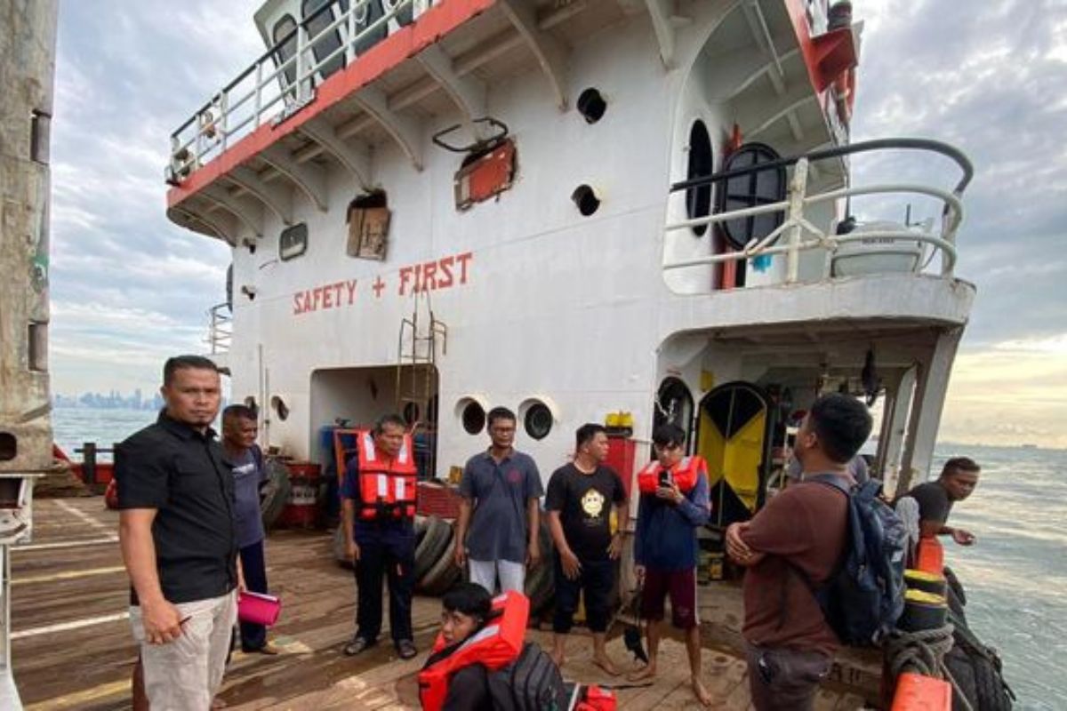 KM Batam Indah 9 Tenggelam, Seluruh Awak Kapal Berhasil Selamat
