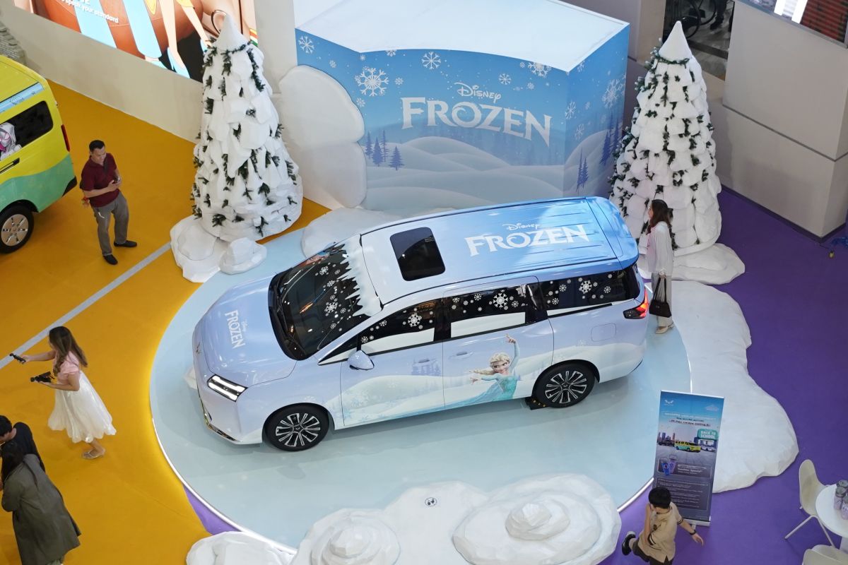 Wuling Pajang Mobil Karakter Disney dan Marvel di Kelapa Gading