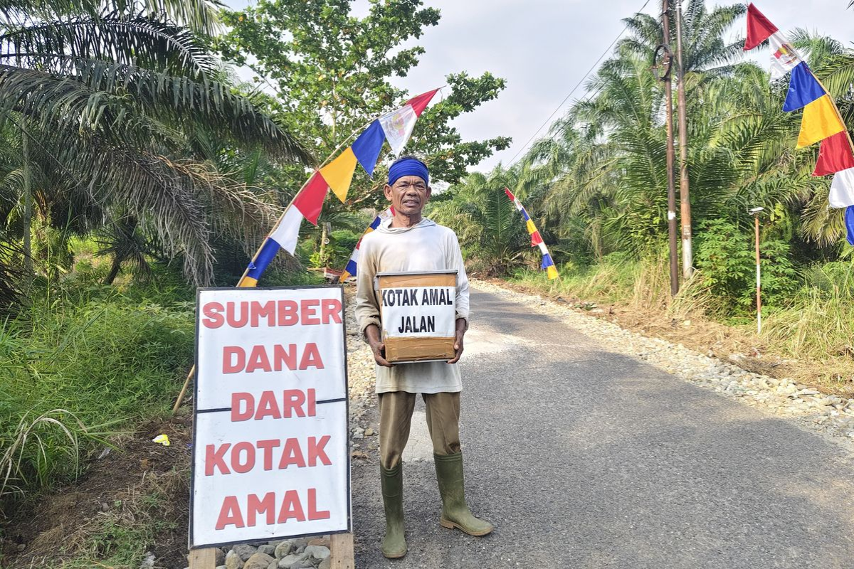 Aksi Mulia Nurman: Petani Bengkulu Lebarkan Jalan demi Cegah Kecelakaan
