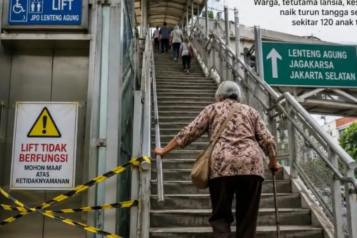 Imbas Lift JPO Lenteng Agung Rusak, Lansia Harus Naik 120 Tangga