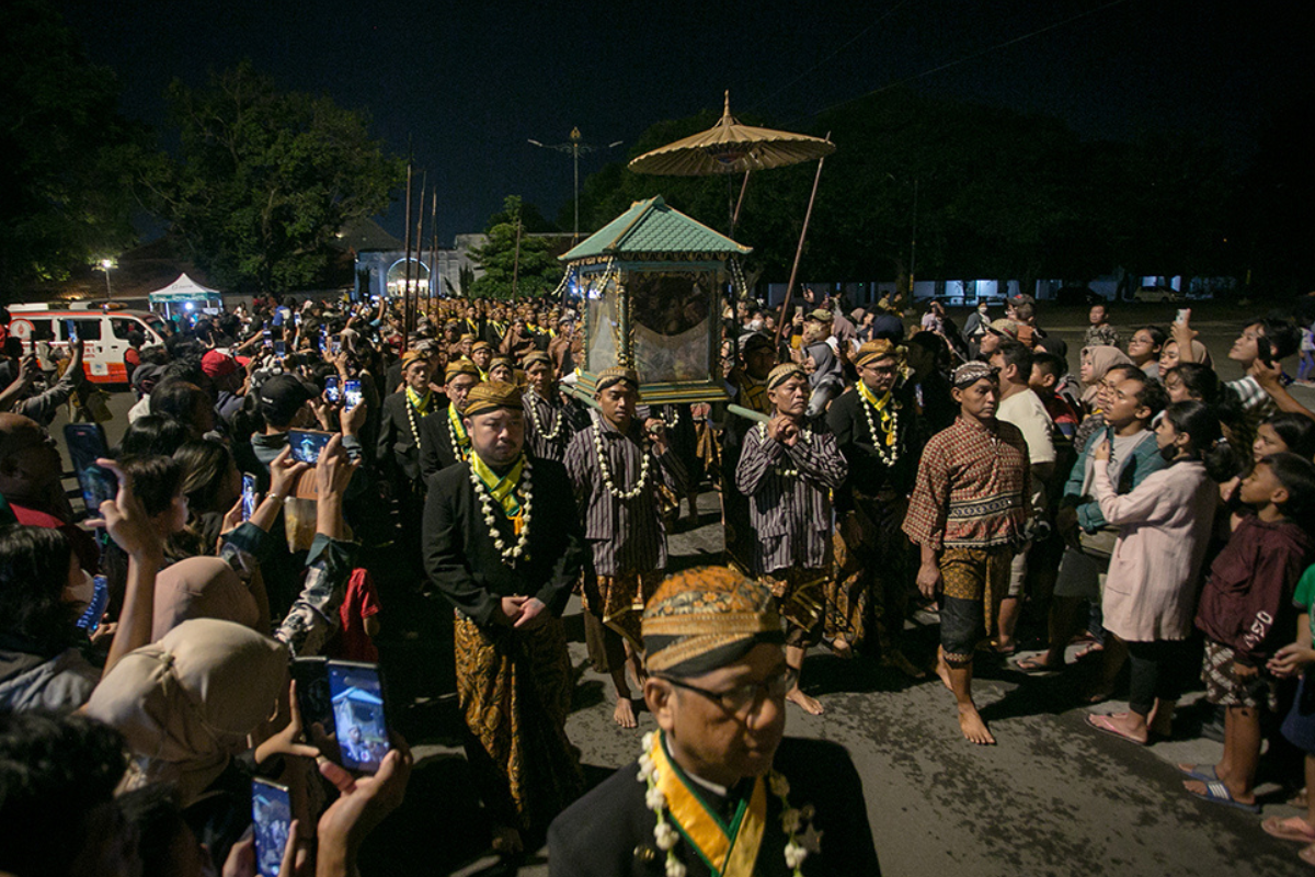 Gen Z Padati Ritual Kirab Pusaka 1 Suro Pura Mangkunegaran Solo