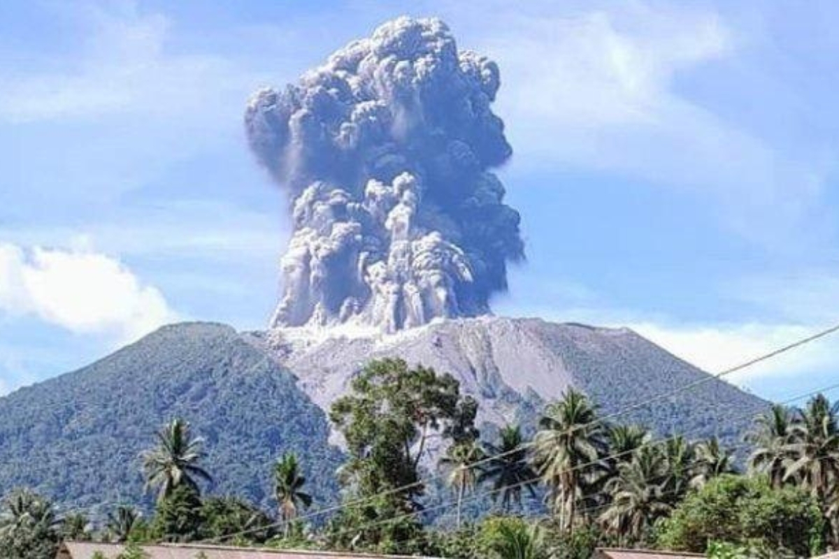 Gunung Ibu Erupsi Lagi, Jarak Aman Diperluas Jadi 3,5 Km
