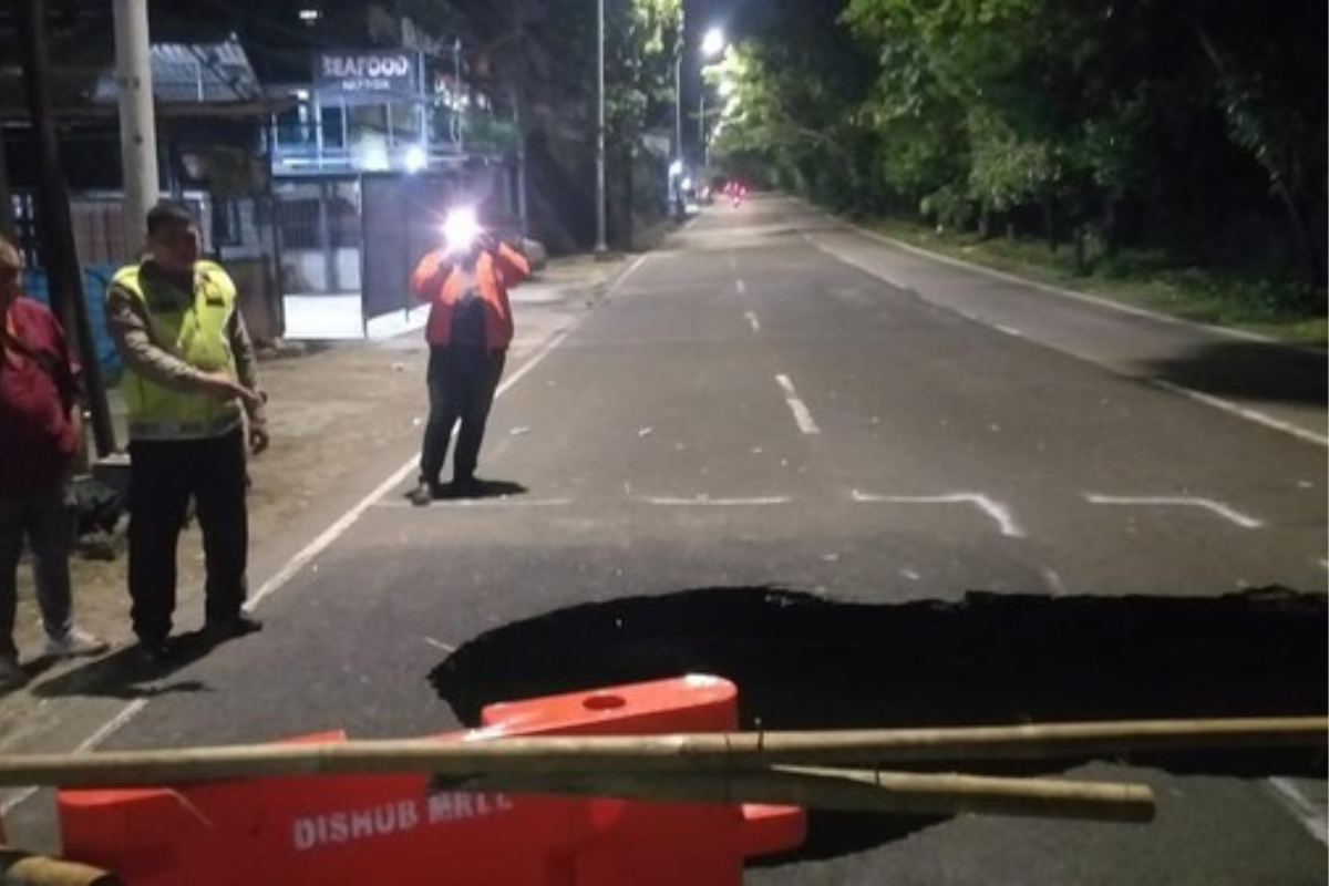Jalan Lenteng Agung Jaksel Amblas, Lalu Lintas Arah Depok Macet