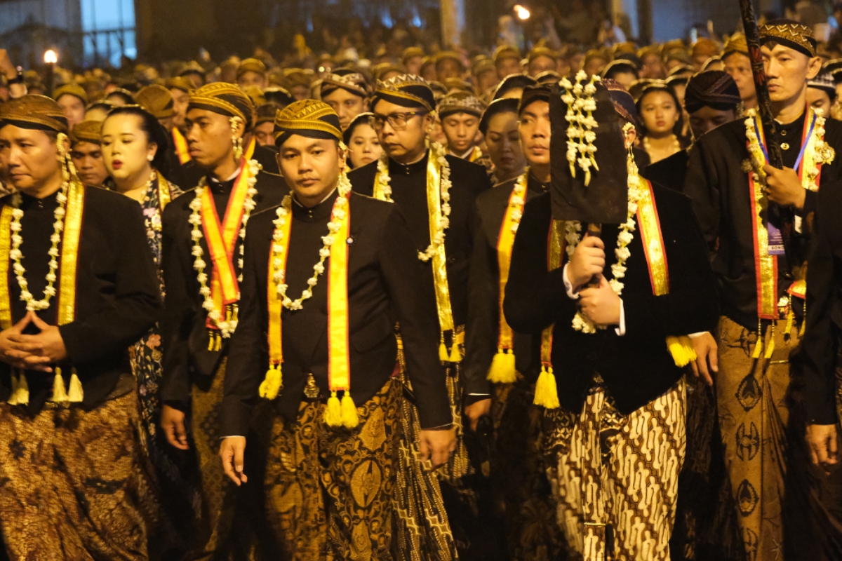 Kirab 1 Suro: Kubu PB XIV Mangkubumi Arak 14 Pusaka Keraton Solo