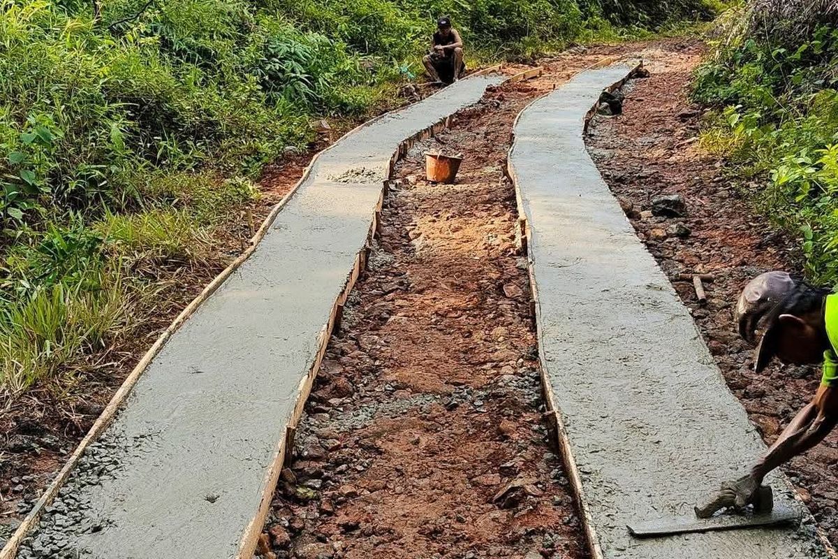 Petani Bengkulu Patungan Rp10 Juta Perbaiki Jalan Rusak