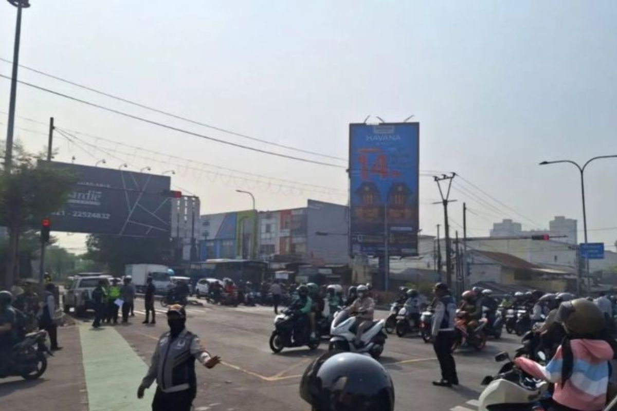 Truk Tabrak Motor di Simpang Unisma Bekasi, Lalu Lintas Lumpuh