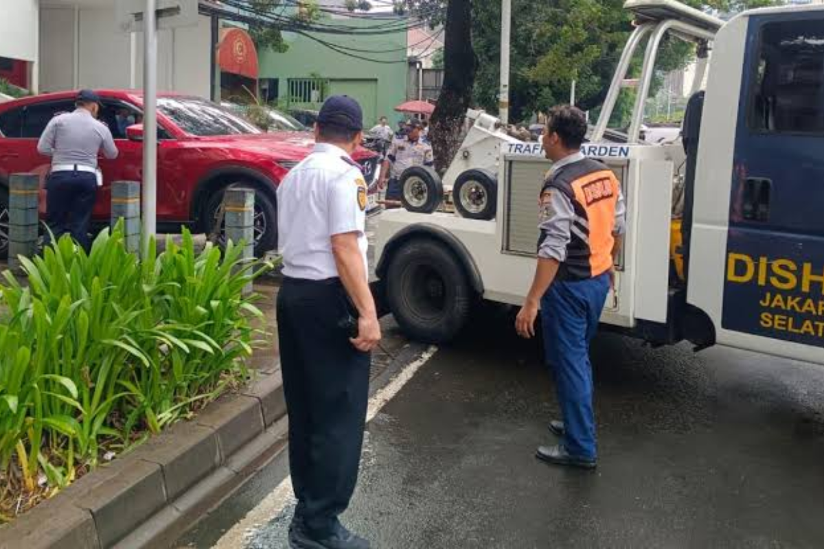 Dishub DKI Tindak Kendaraan Parkir Liar di Kawasan Senopati