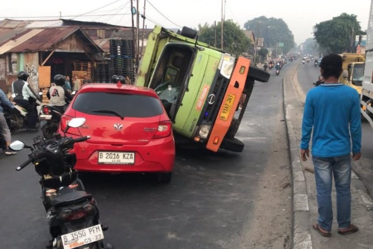 Truk Vs Mobil Tabrakan di BKT Cakung, Lalin Pulogadung Macet Parah
