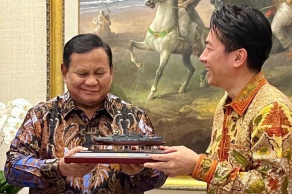 Momen Menhan Jepang Shinjiro Koizumi Beri Suvenir Unik ke Prabowo