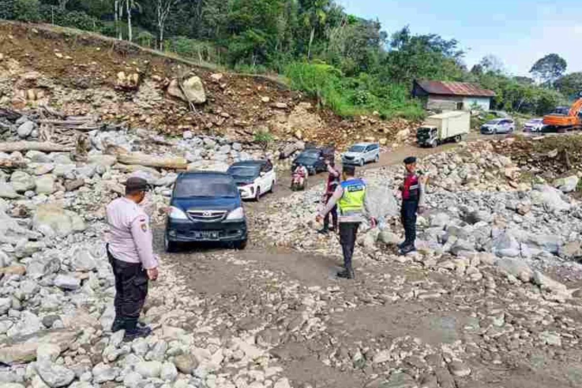 Akses Jalan Putus, Warga Bener Meriah Gotong Royong Bersihkan Longsor