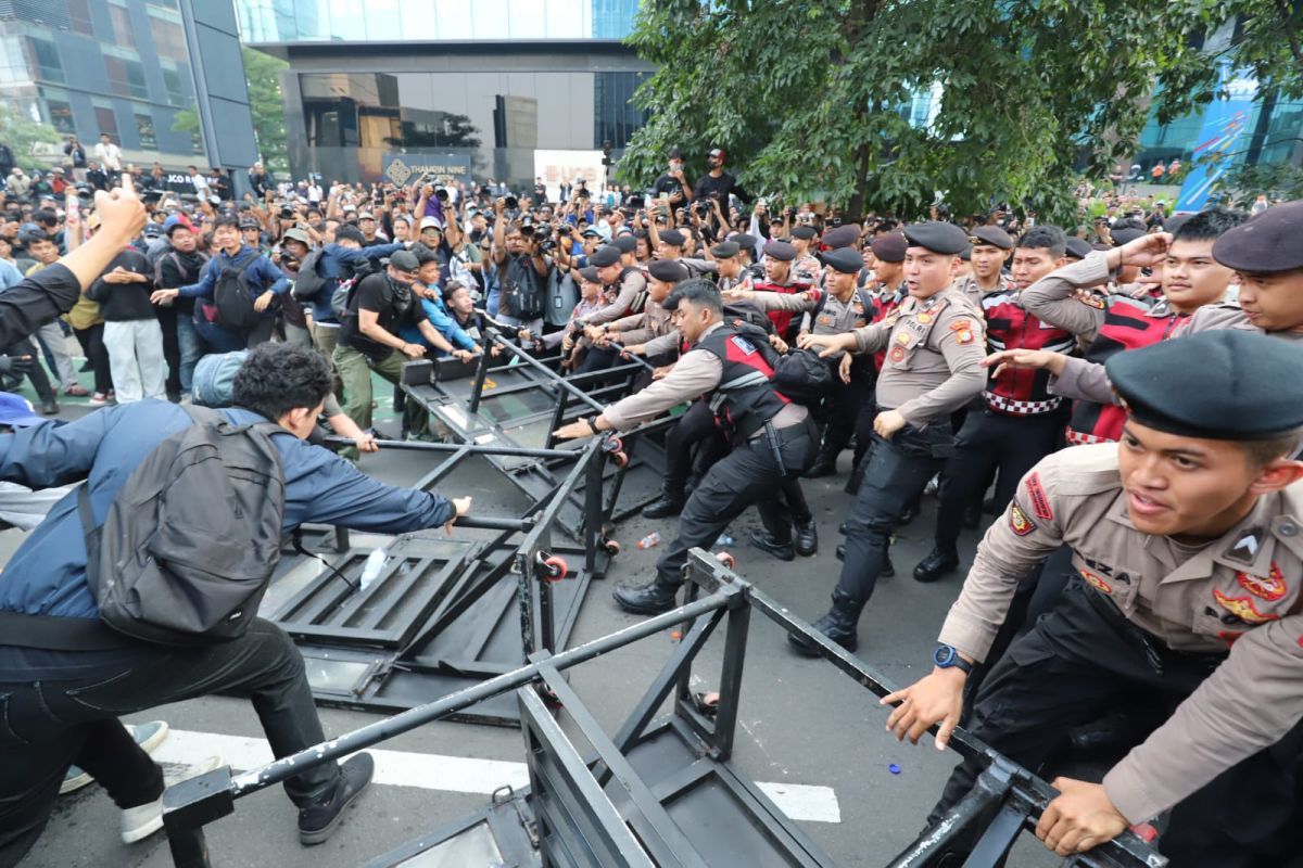 Bawa 16 Tuntutan, Ratusan Mahasiswa Demo di Grahadi Hari Ini