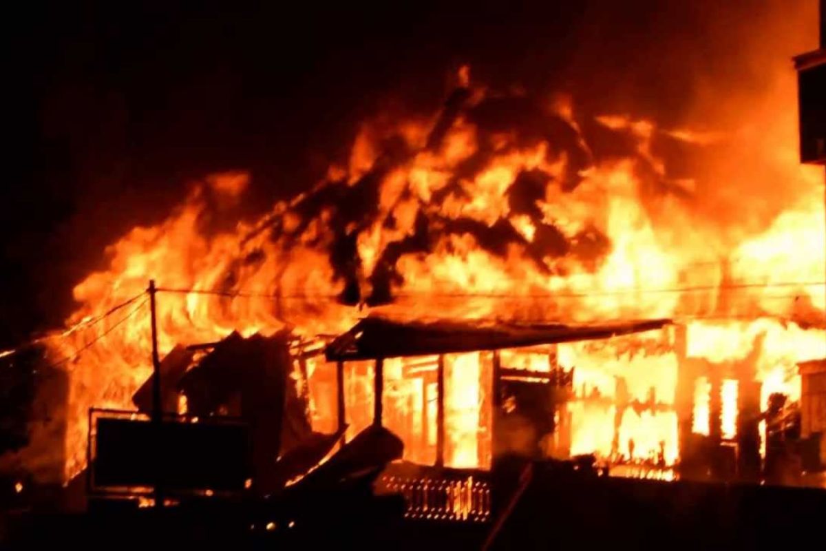 Diduga Korsleting, Rumah di Kebayoran Baru Ludes Terbakar