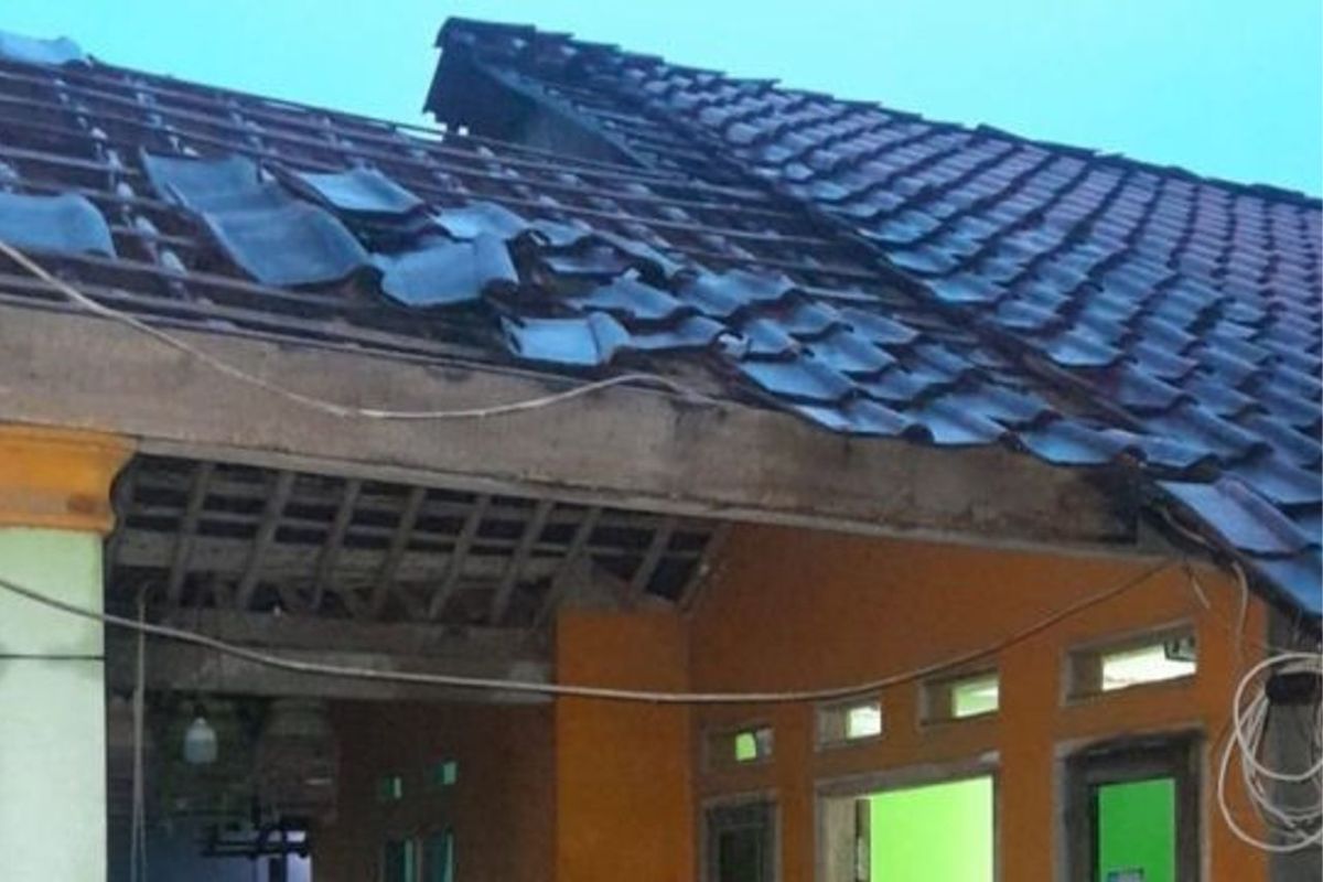 Diterjang Angin Kencang, 90 Rumah di Rumpin Bogor Rusak