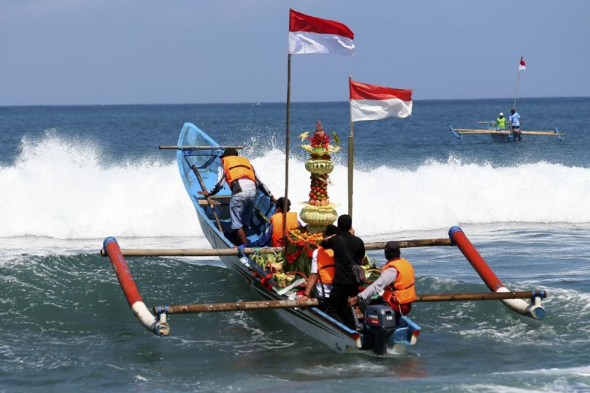 Kemasan Baru Larung Sesaji Pantai Serang Dongkrak Wisata Blitar