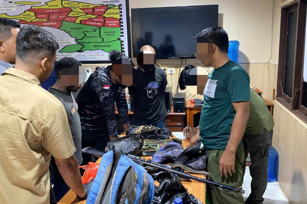 Polisi Tangkap 5 Penyelundup Senjata Api KKB Yalimo-Yahukimo