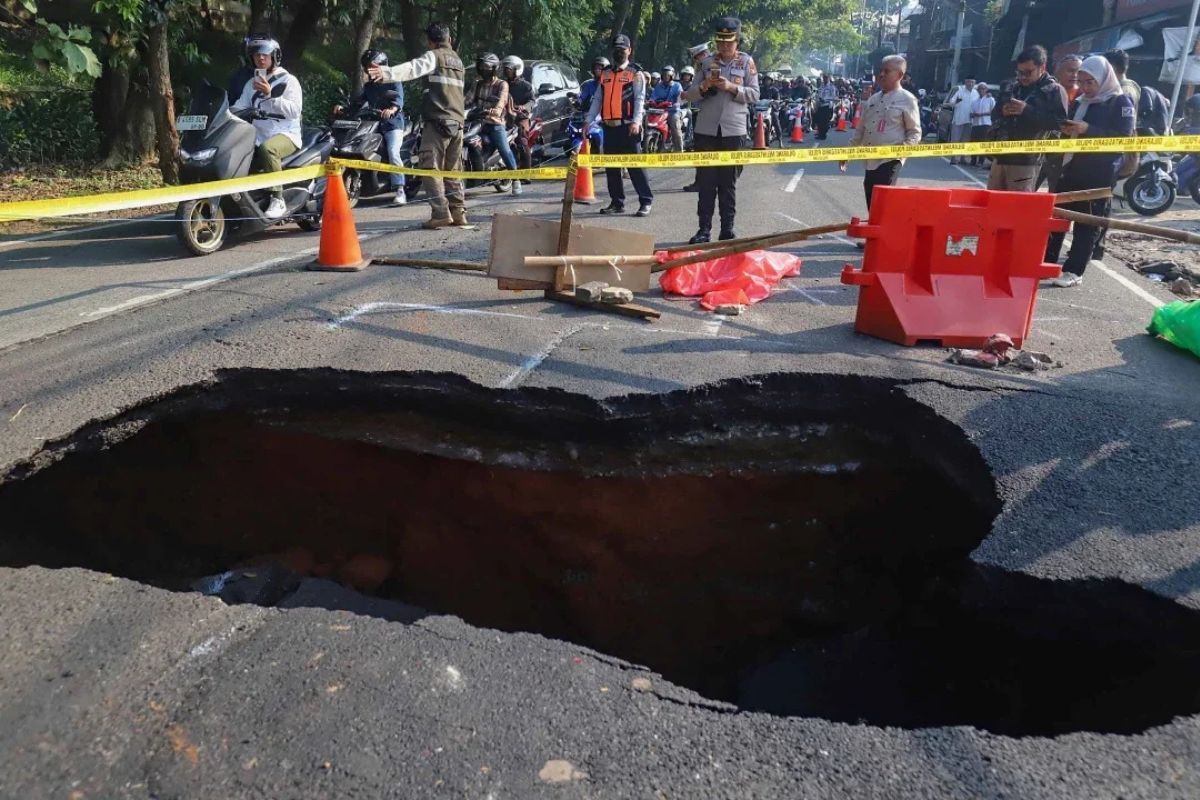 Jalan Raya Lenteng Agung Amblas 3 Meter, Lalu Lintas Padat