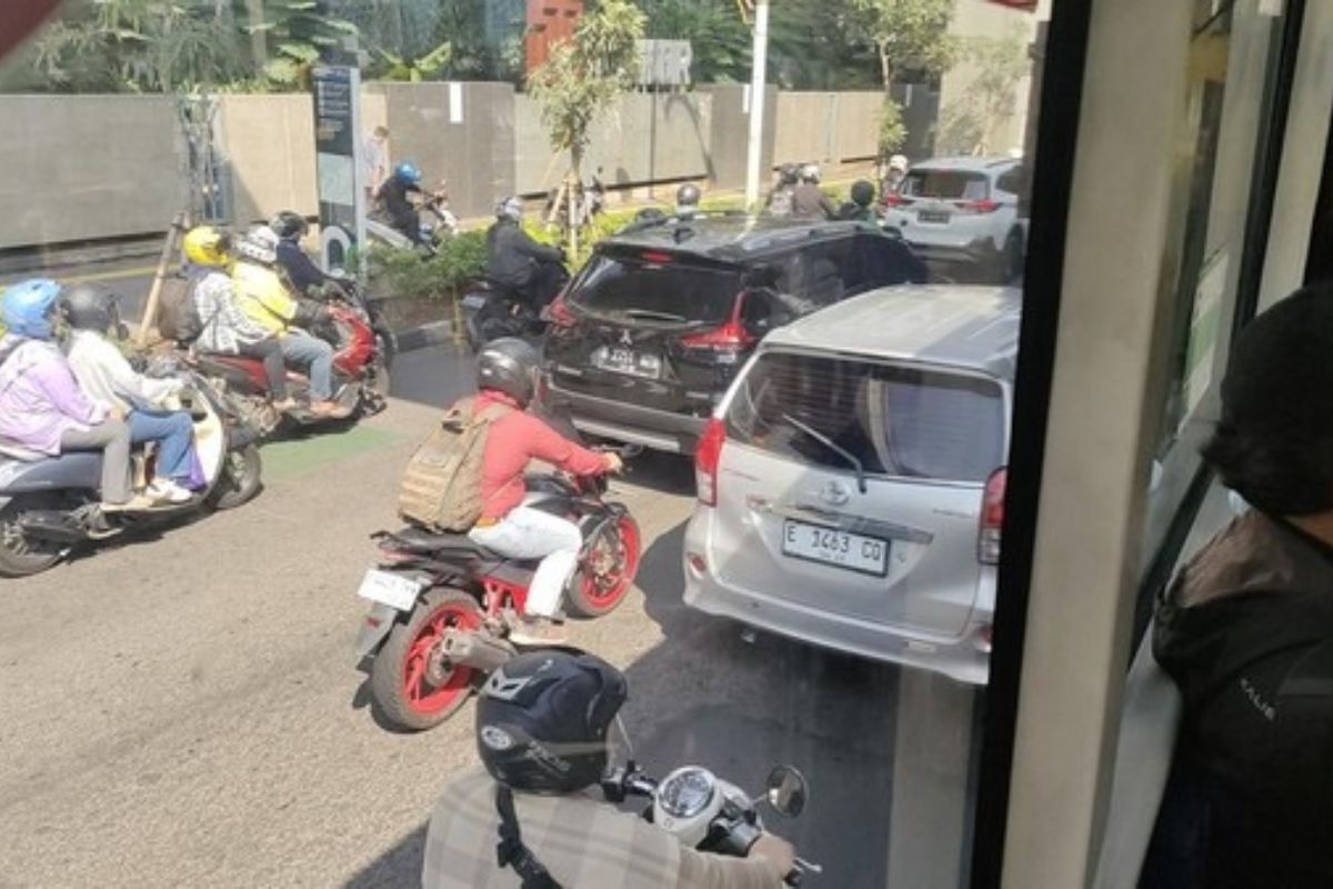 Pancoran Arah Semanggi Macet Parah Pagi Ini, Imbas Demo di DPR
