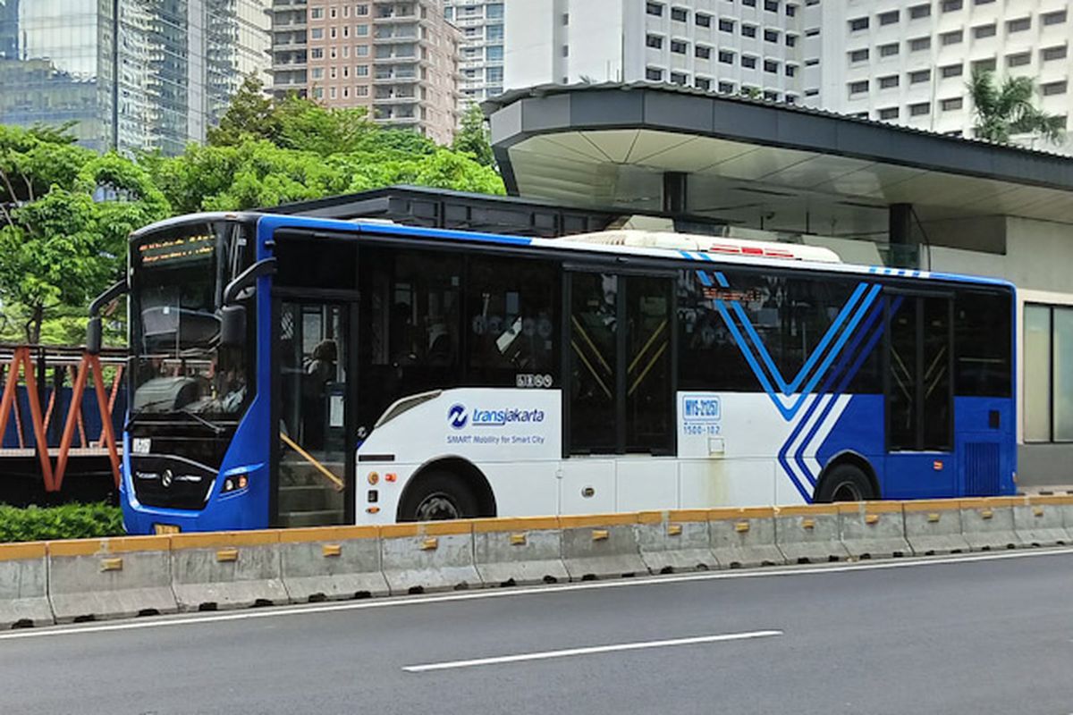 Bus Transjakarta Tabrak Separator, Jl MT Haryono Macet Parah