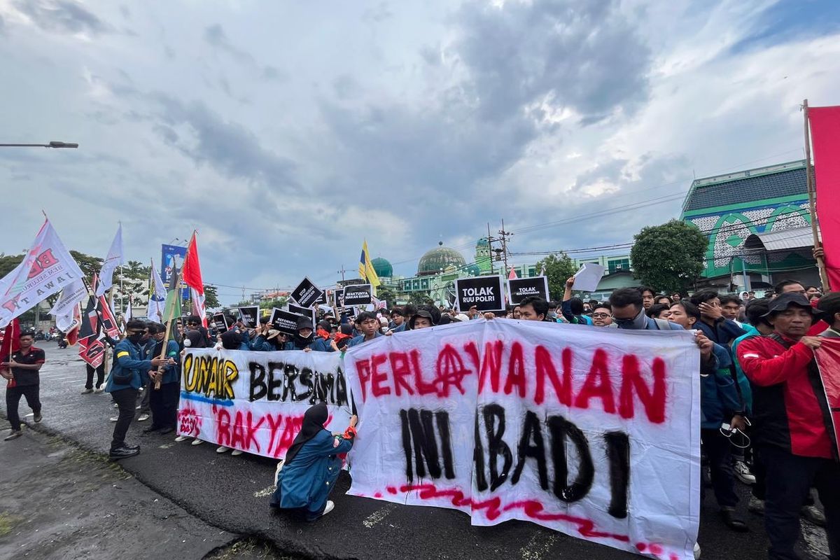 Demo Besar di Grahadi, Ribuan Mahasiswa BEM Surabaya Turun Jalan
