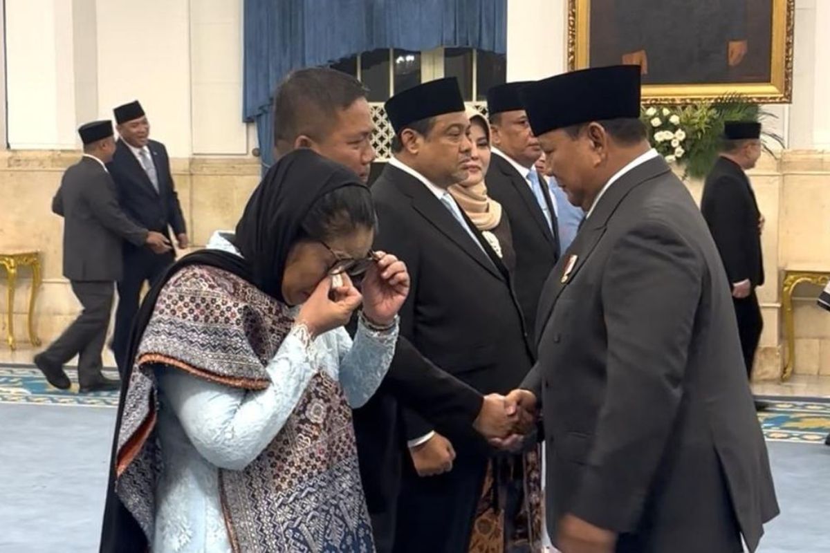 Resmi Dilantik Prabowo, Tangis Kepala BGN Nanik Sudaryati Pecah