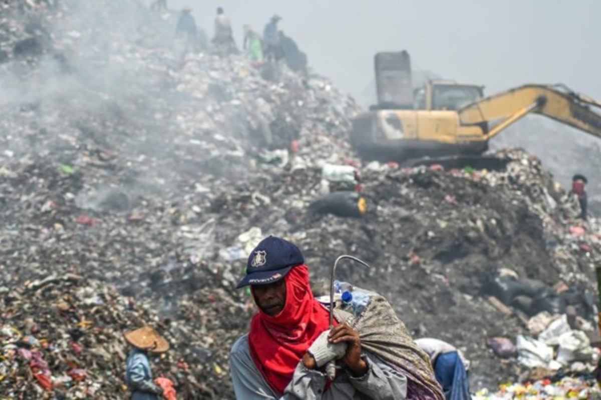 Kebakaran TPA Jatiwaringin: Asap Beracun Ancam Kesehatan Warga