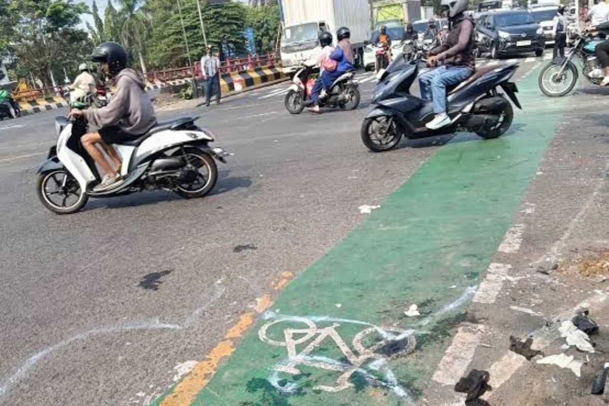 Tabrakan Maut di Simpang Unisma, Belasan Motor Diseruduk Truk Boks