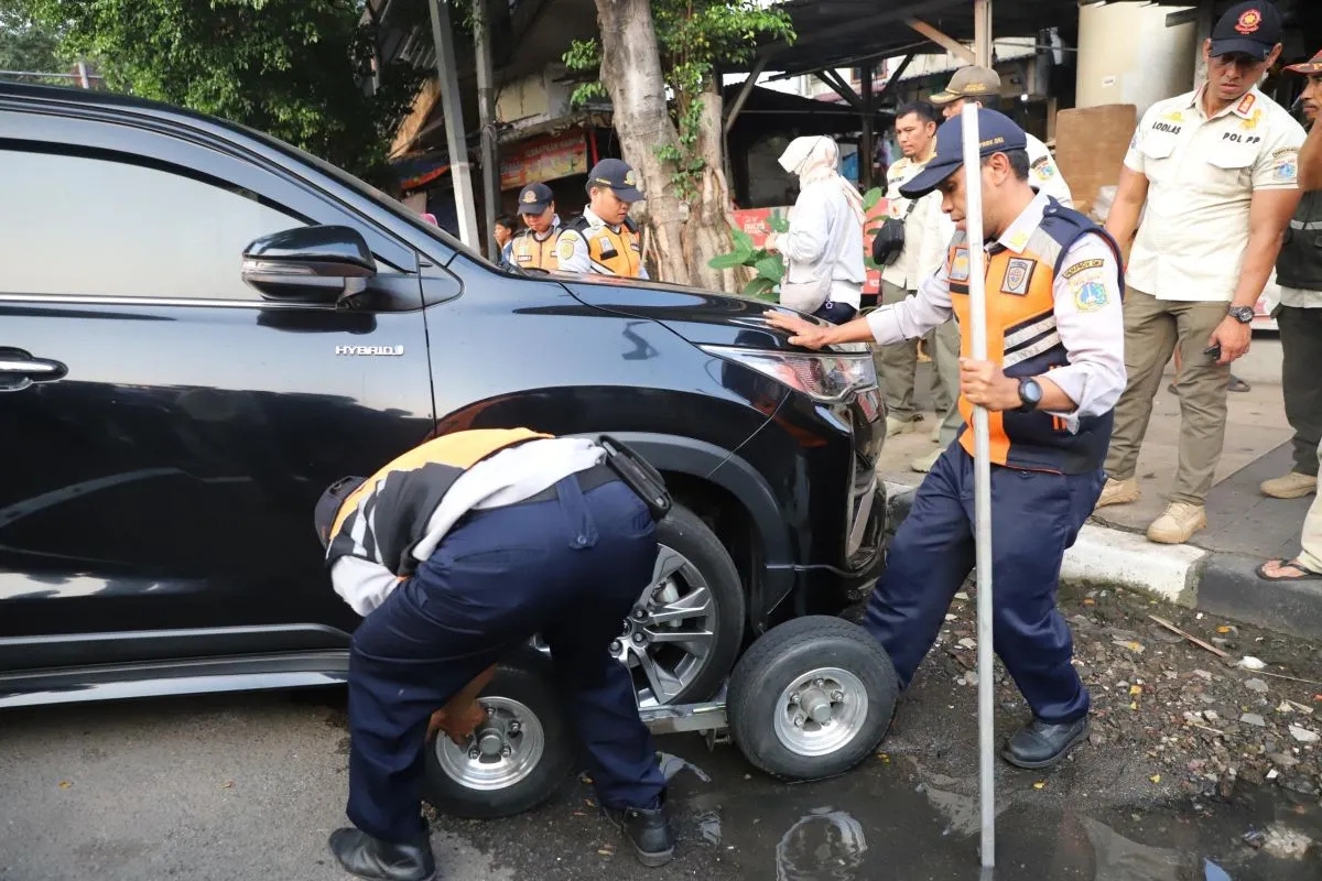 Dishub DKI Jakarta Akhirnya Tertibkan Parkir Liar di Senopati