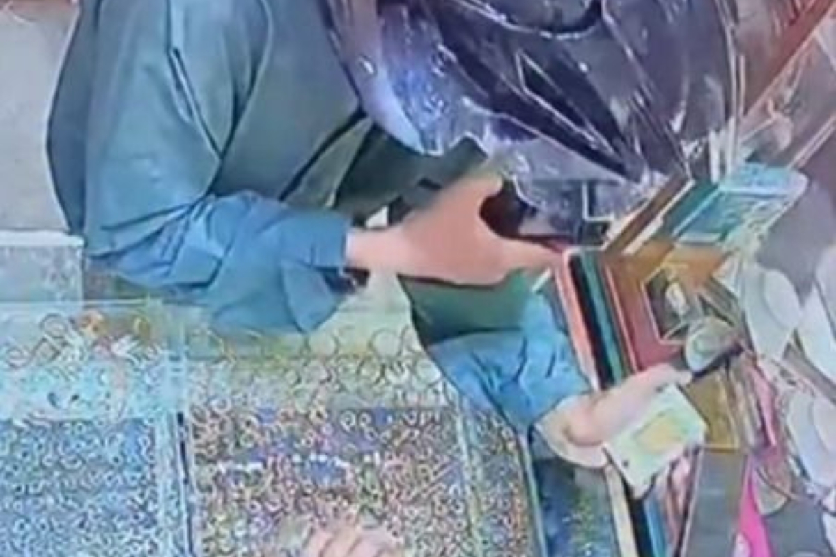 Pura-Pura Beli, Maling Emas 150 Gram di Medan Terekam CCTV