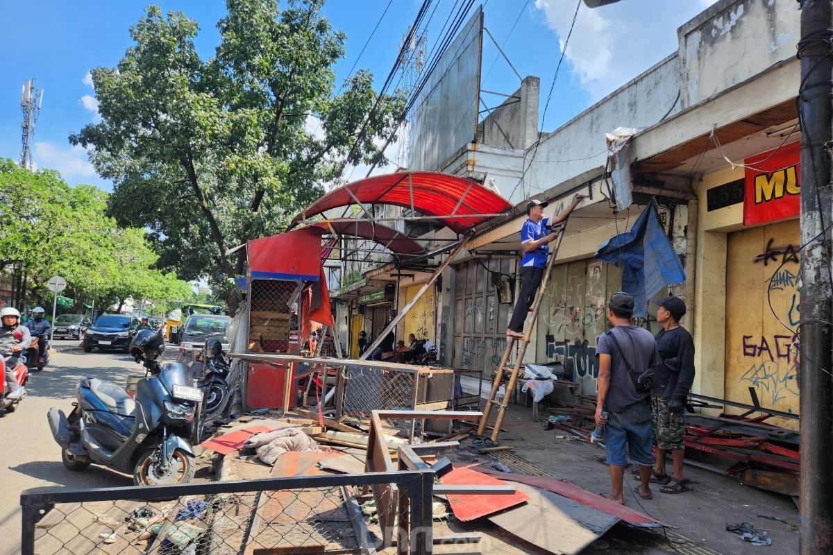 Dedi Mulyadi Tawari PKL Cicadas Jadi Petugas Penyapu Jalan
