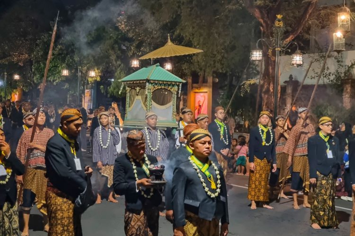 Gen Z Ramai Tonton Kirab Pusaka Dalem Pura Mangkunegaran di Solo