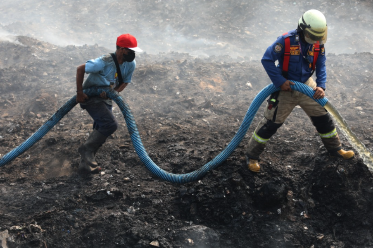 BNPB Nyatakan Kebakaran Lahan TPA Jatiwaringin Padam Total 100 Persen