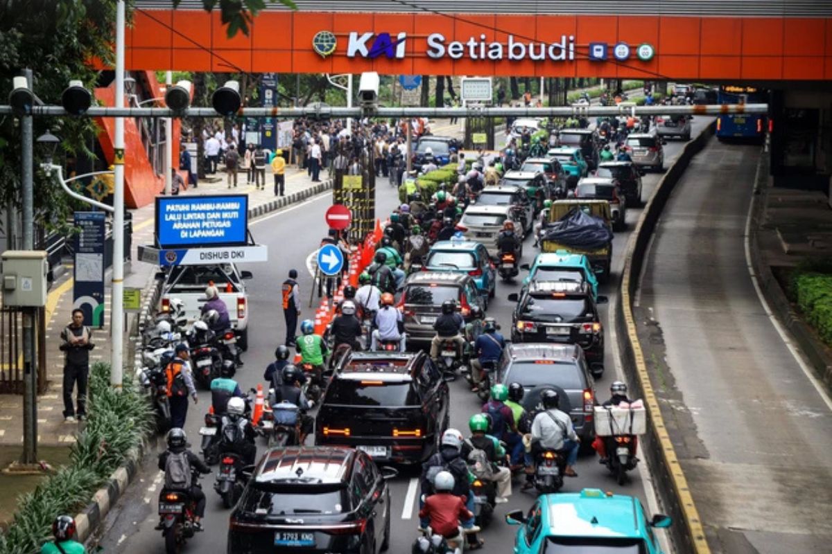 Faktor Waktu dan Kenyamanan, Warga Jakarta Pilih Macet di Jalan