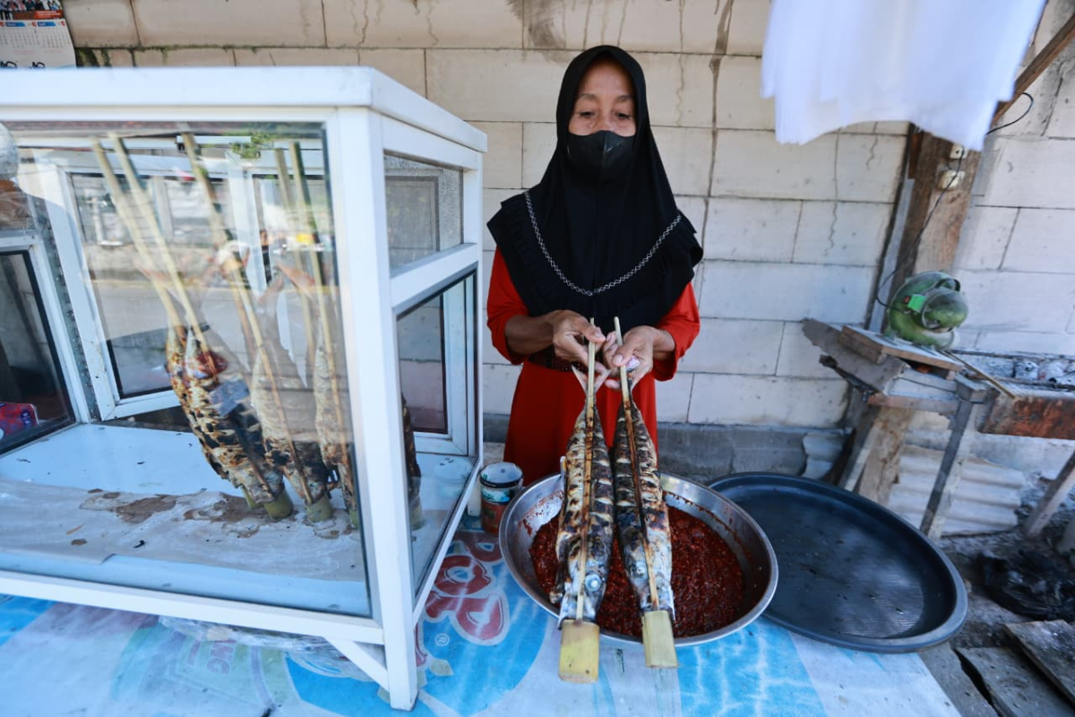 Menikmati Ikan Asap Khas Blimbingsari, Warisan Kuliner Sejak 1977
